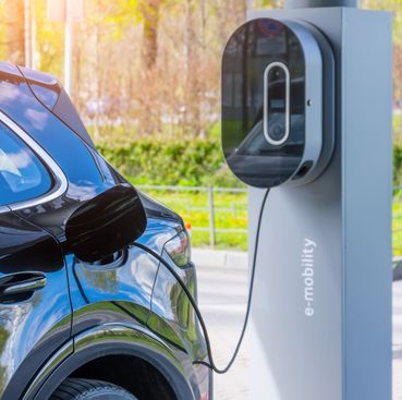 Auto wird an einer Wallbox geladen